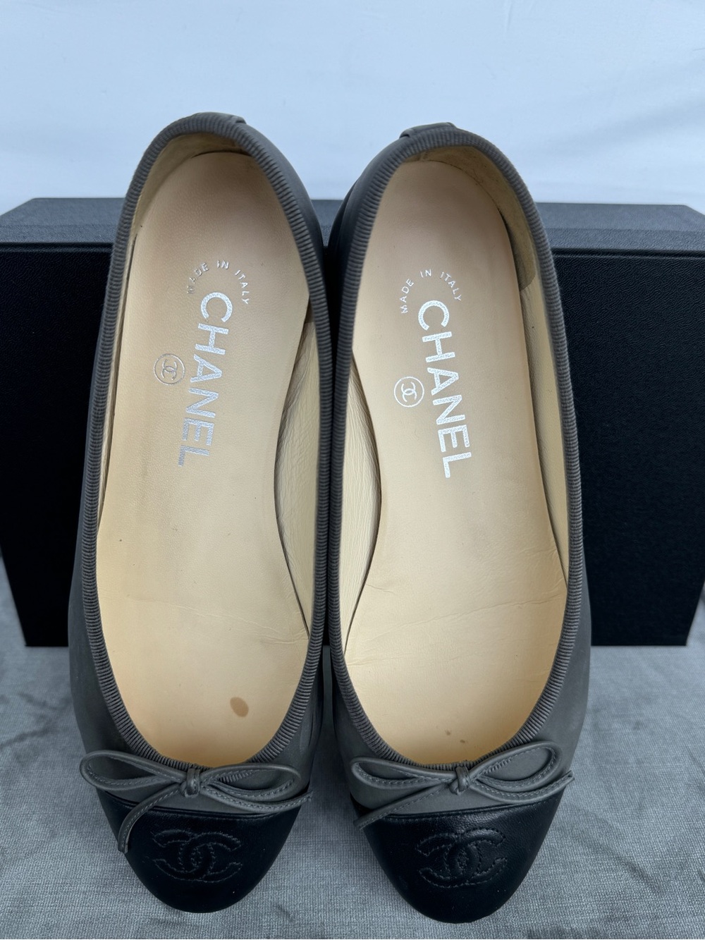 Chanel Gray and Black Leather Cap-Toe Ballet Flats with Bow - Aged Calfskin - Picture 3 of 10